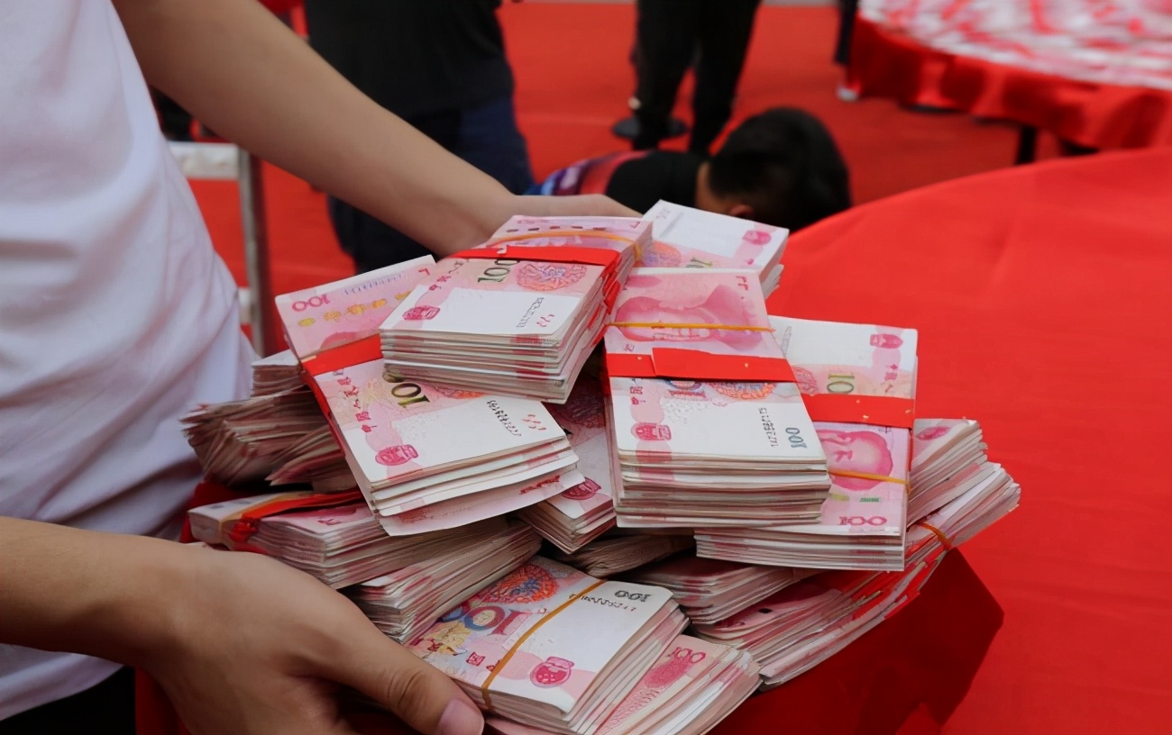 “彩礼贷”未平“墓地贷”又起,背后是中小银行的致命危机
