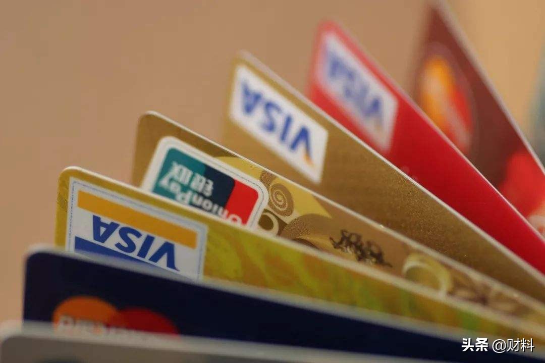 用信用卡消费需留心，欠款不还除了影响征信，还有2个“坏下场”