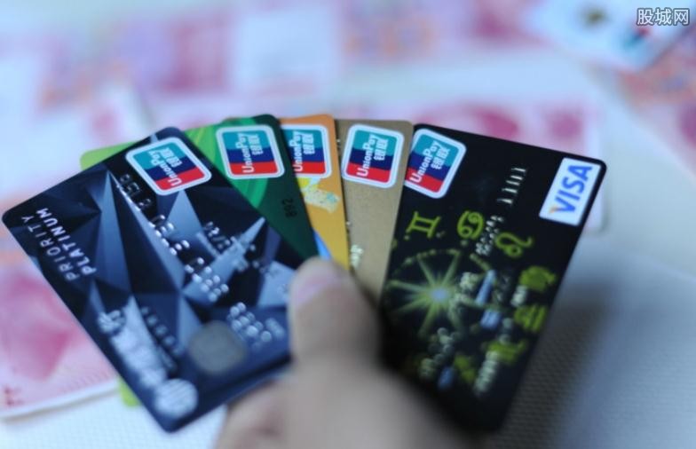 信用卡逾期会怎么样 信用卡逾期利息是多少？