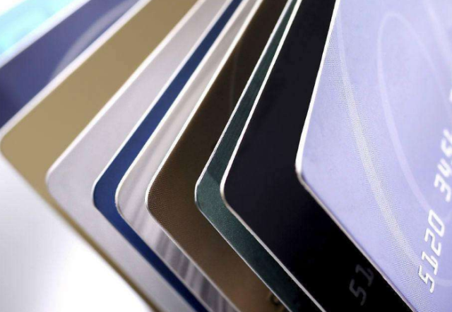 本人信用卡逾期3万元，每个月都还100进去，为啥还是被起诉了？