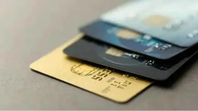 信用卡消费如今很常见，如果信用卡逾期我们需要注意些什么呢？