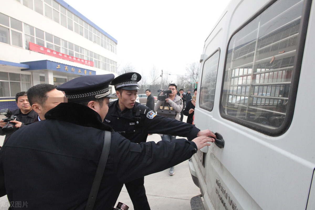 法院冻结了我父亲的退休工资，满足什么条件才能给他留下生活费？