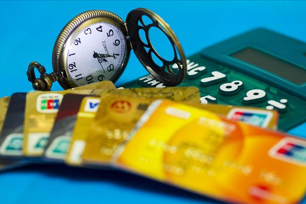信用卡有四个禁忌，触碰后会带来什么后果？银行经理解释得很清楚