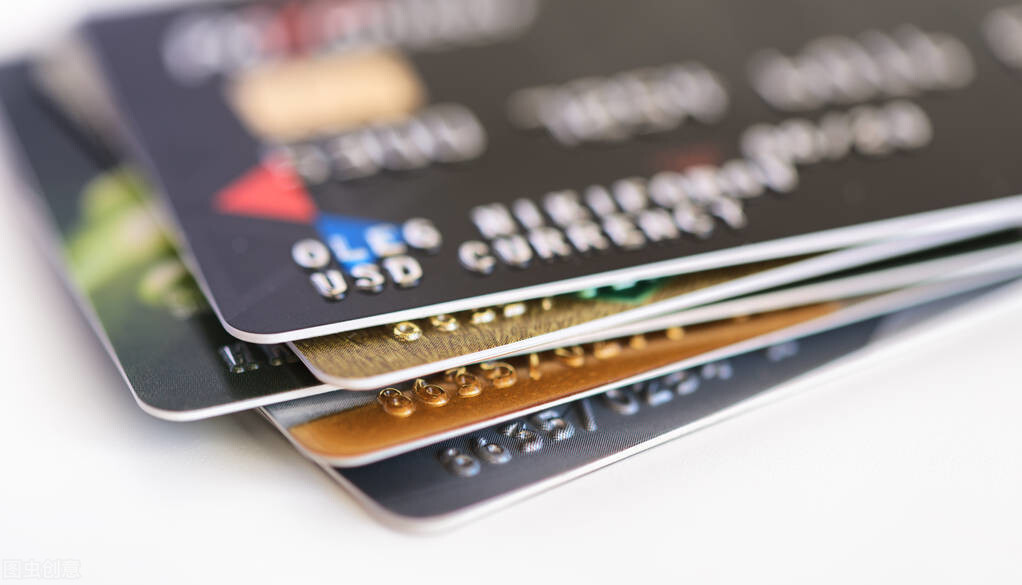 办一张信用卡，银行可以赚多少钱？