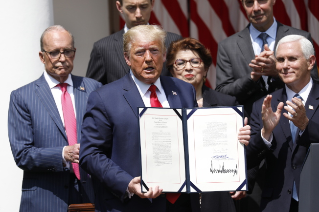 川普签署新纾困计划， 企业贷款期限延至24周