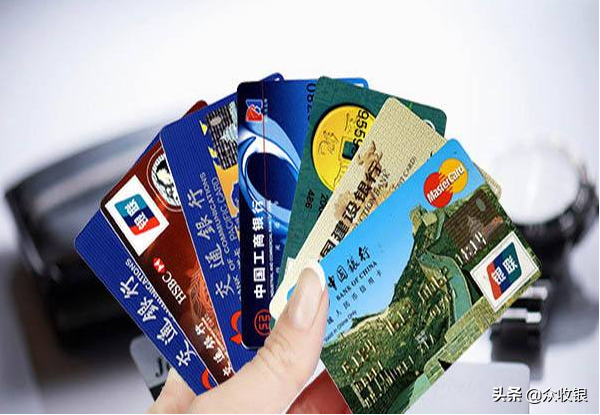 信用卡逾期多久会上人行征信黑名单？