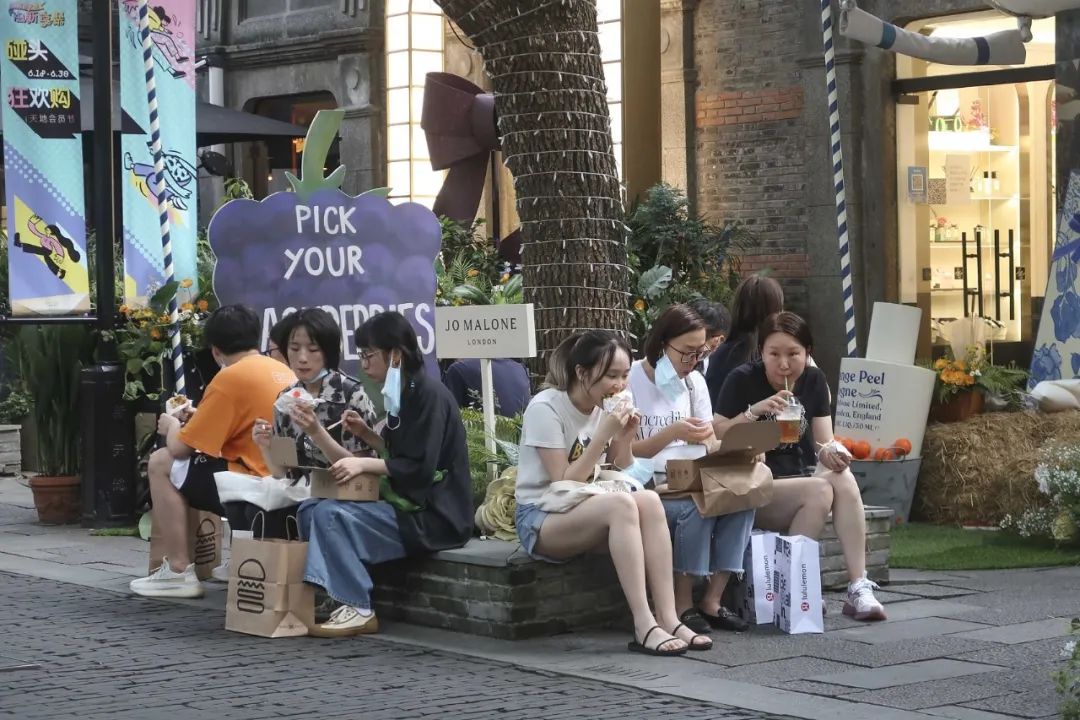 返贫、破产、欠债，上海餐饮人在黄浦江边借酒消愁