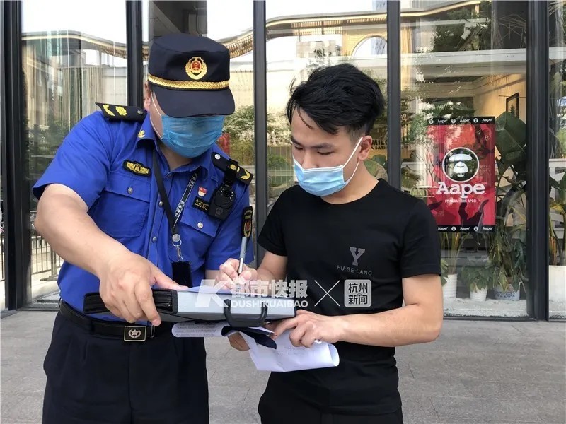 1个烟头50元，下午杭州开出第一张行人乱扔垃圾罚单！建行缴纳，逾期加罚