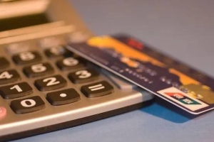 招商信用卡逾期会导致其他银行信用卡都被封卡降额吗