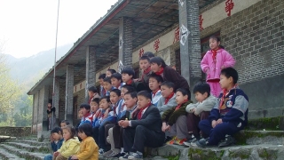 高中在亲戚家“借住”三年，高考后却被索要生活费，应该给吗？