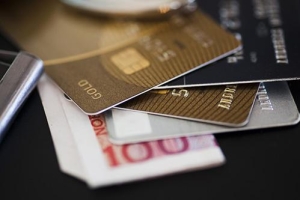 信用卡逾期多久会被起诉，信用卡有逾期还能办信用卡吗
