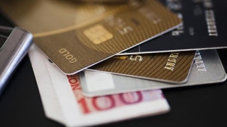 信用卡逾期多久会被起诉，信用卡有逾期还能办信用卡吗