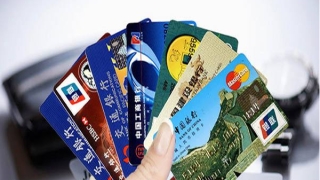 信用卡逾期多久会上人行征信黑名单？