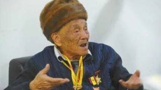 儿子网贷几十万后失联，百岁抗战老兵被逼债时痛哭，儿子至今未回