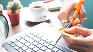 负债累累的你，是否从一张信用卡开始？